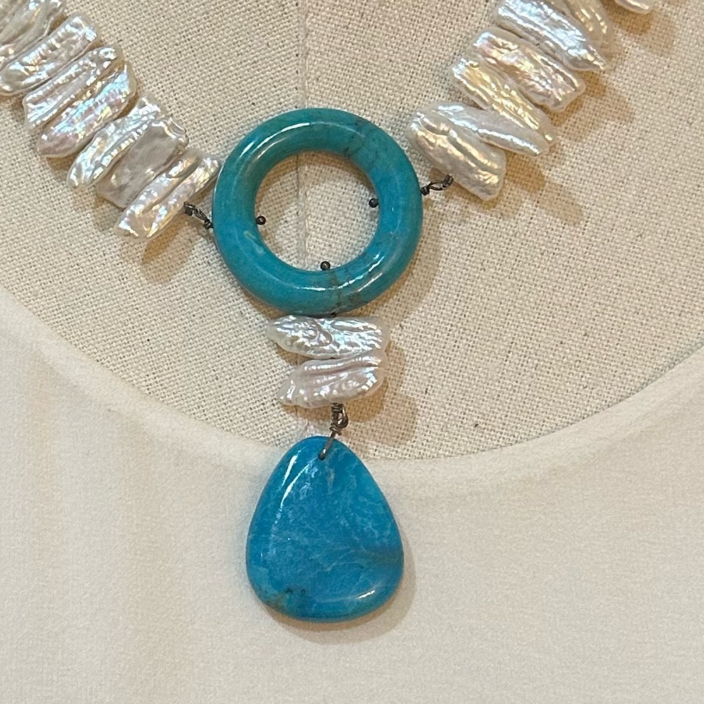 Large pearl and turquoise statement necklace - Picture 2 of 3